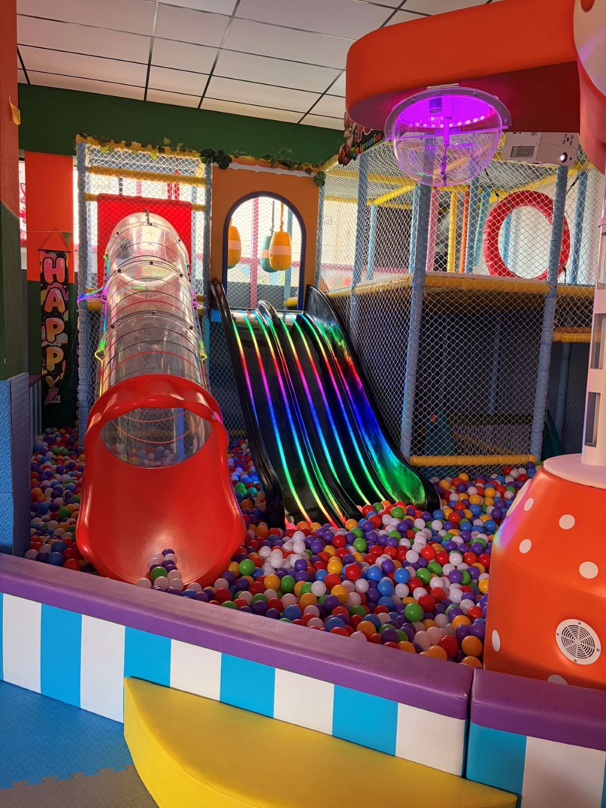 Igraonica Fox u Vranju — soft play konstrukcija sa toboganom i bazenom sa lopticama, opremljena ključ u ruke